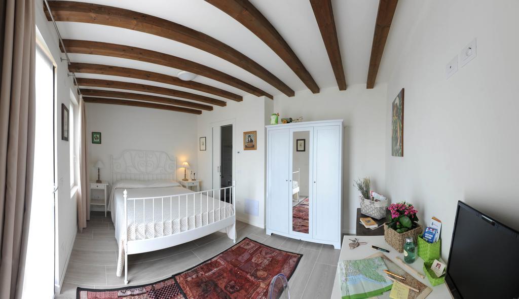 Monte Maino Bed & Breakfast Дезенцано-дель-Гарда Номер фото